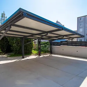 Life With Free Parking Apartman